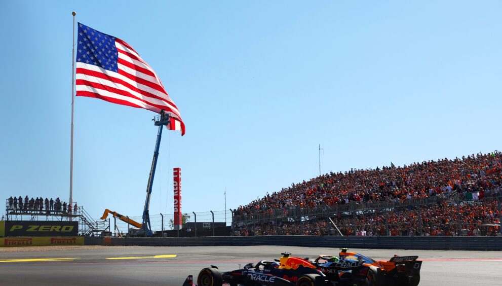 Fotógrafo captando el momento del auto de Charles Leclerc