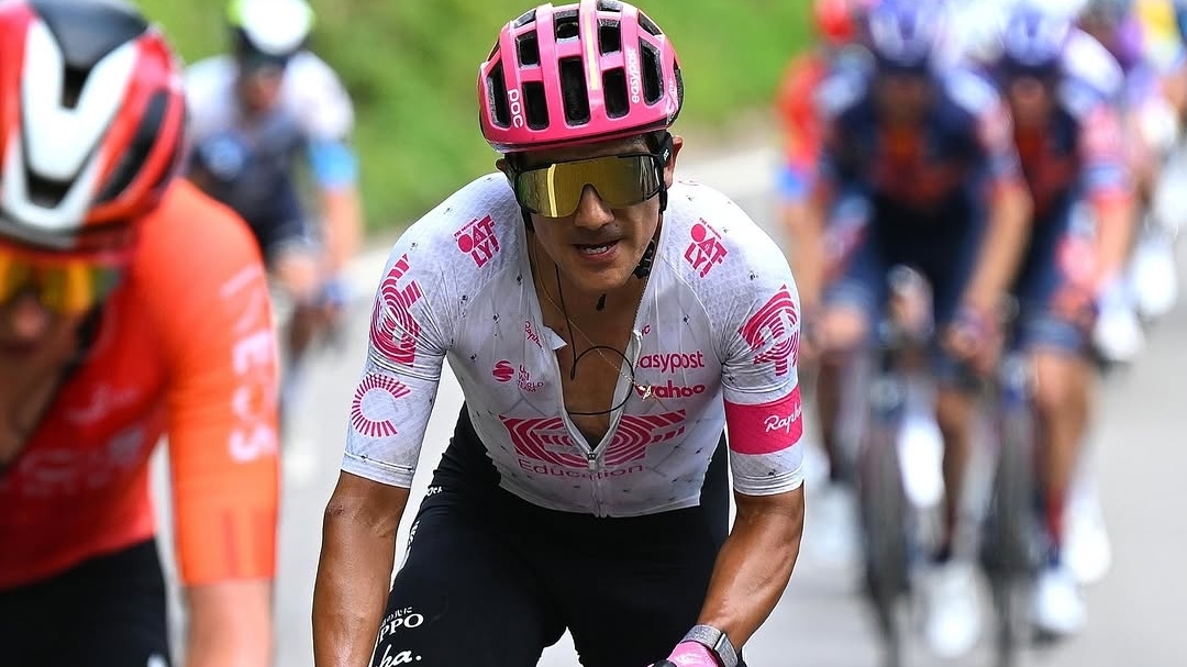 Teminó la etapa 14 del Giro de Italia 2025, donde Richard Carapaz cruzó la meta en la novena posición y subió al cuarto lugar en la clasificación general.