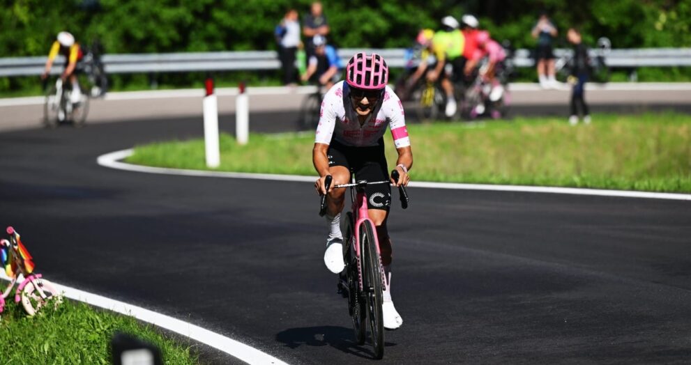 El ecuatoriano, Richard Carapaz firmó una de sus mejores actuaciones y escaló al tercer lugar de la clasificación general del Giro de Italia 2025
