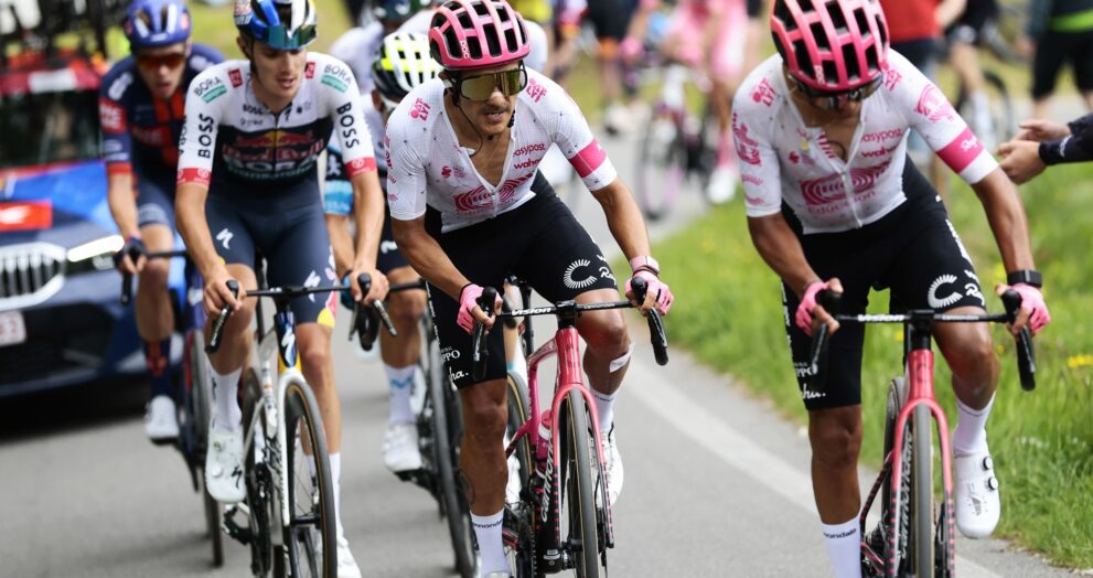 Richard Carapaz brilló en la etapa 17 del Giro de Italia al cruzar la meta en tercera posición y escalar al segundo lugar en la clasificación general.