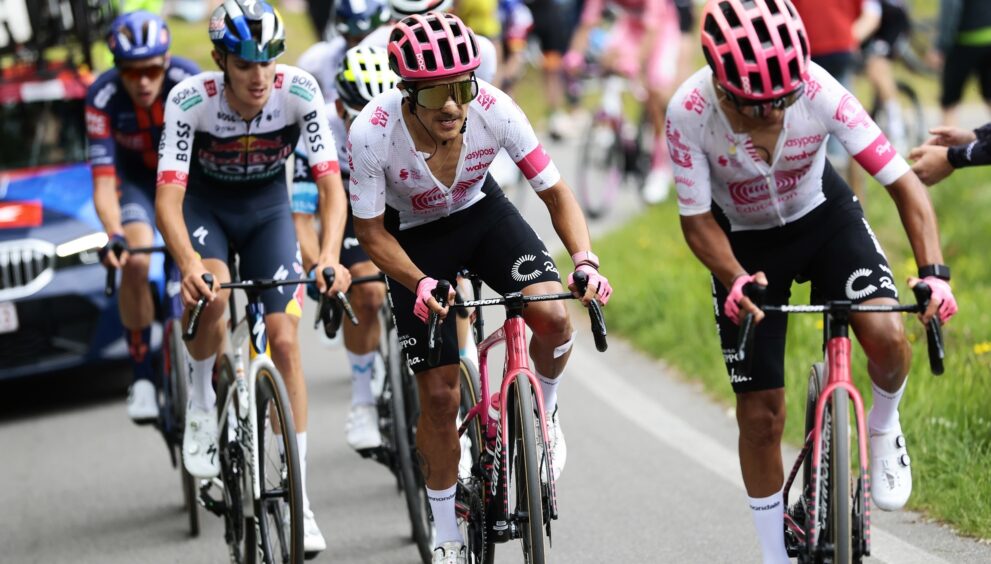 Richard Carapaz brilló en la etapa 17 del Giro de Italia al cruzar la meta en tercera posición y escalar al segundo lugar en la clasificación general.