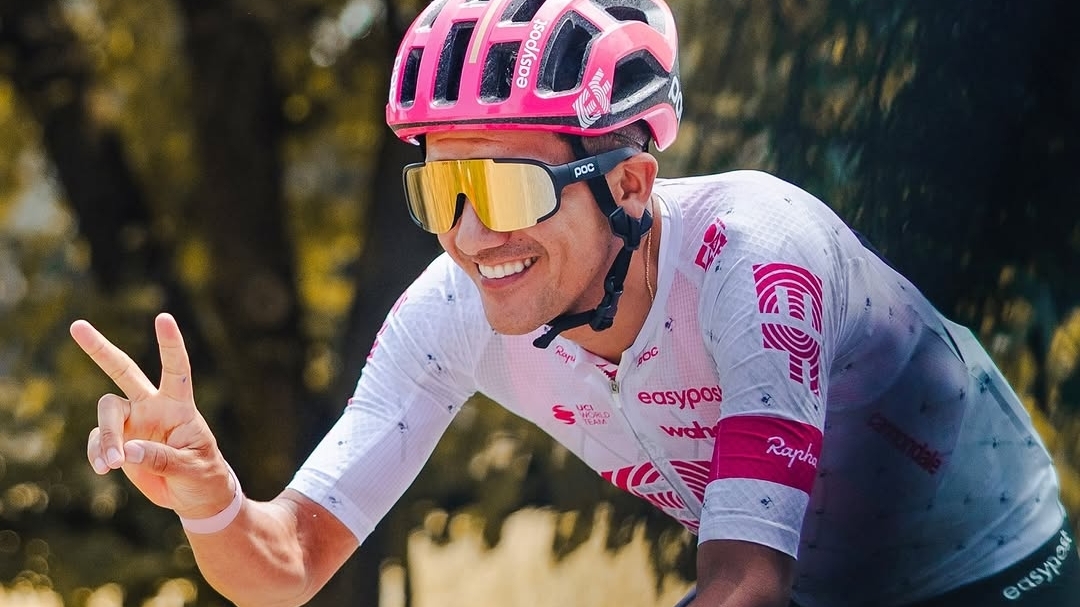 Richard Carapaz, cada vez más se acerca a la "Maglia Rosa" en el Giro de Italia 2025.