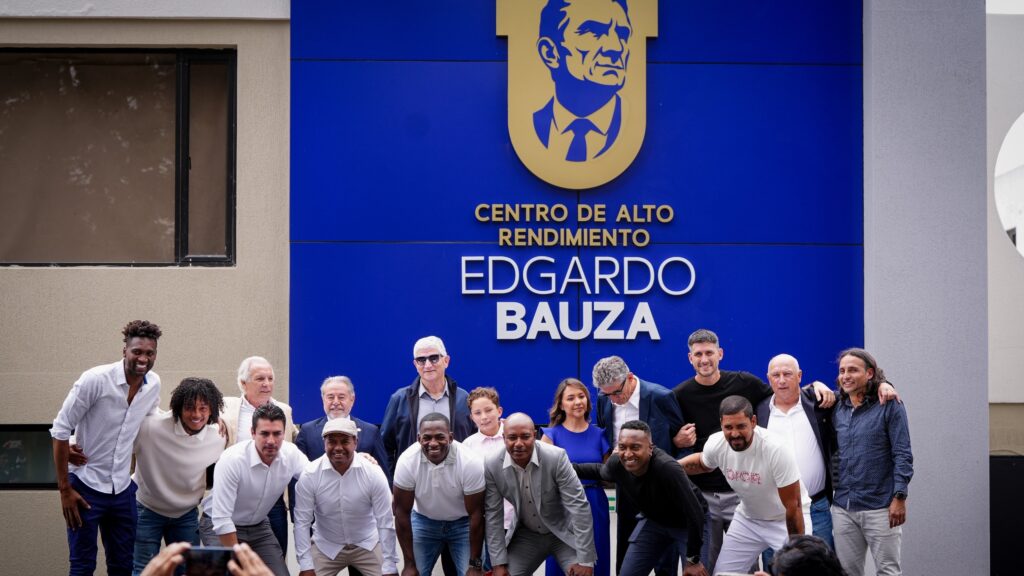 Liga Deportiva Universitaria renombró su Centro de Alto Rendimiento en Pomasqui como Edgardo Bauza, en homenaje al entrenador argentino que marcó una época dorada en el club.